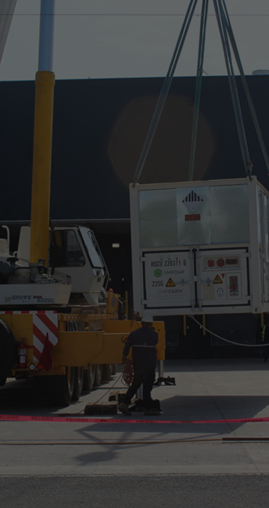 Paneles solares en techo industrial