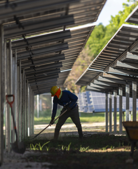 Técnico instalando paneles solares con equipo de seguridad