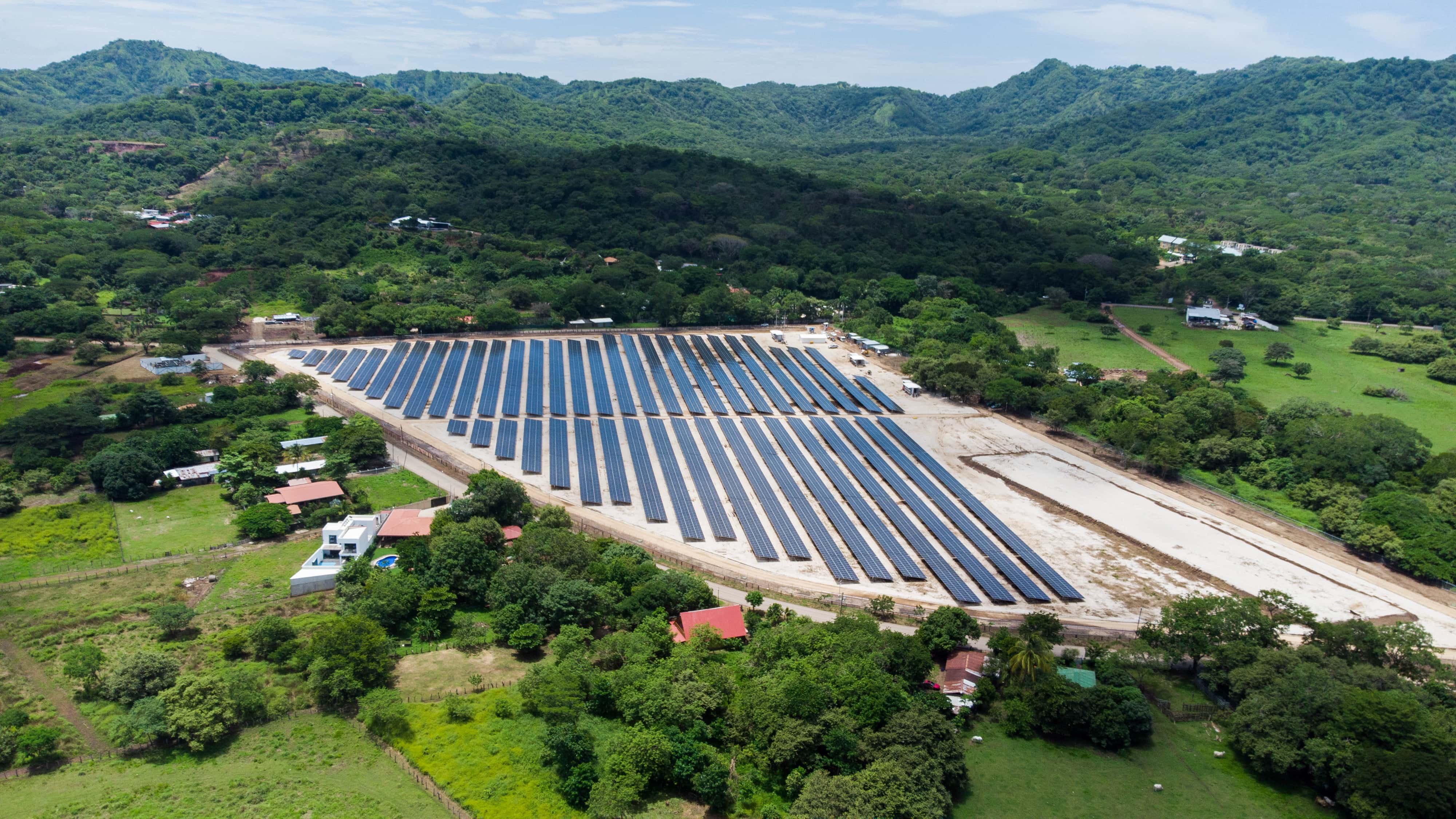 Planta solar fotovoltaica a gran escala con múltiples paneles solares 1