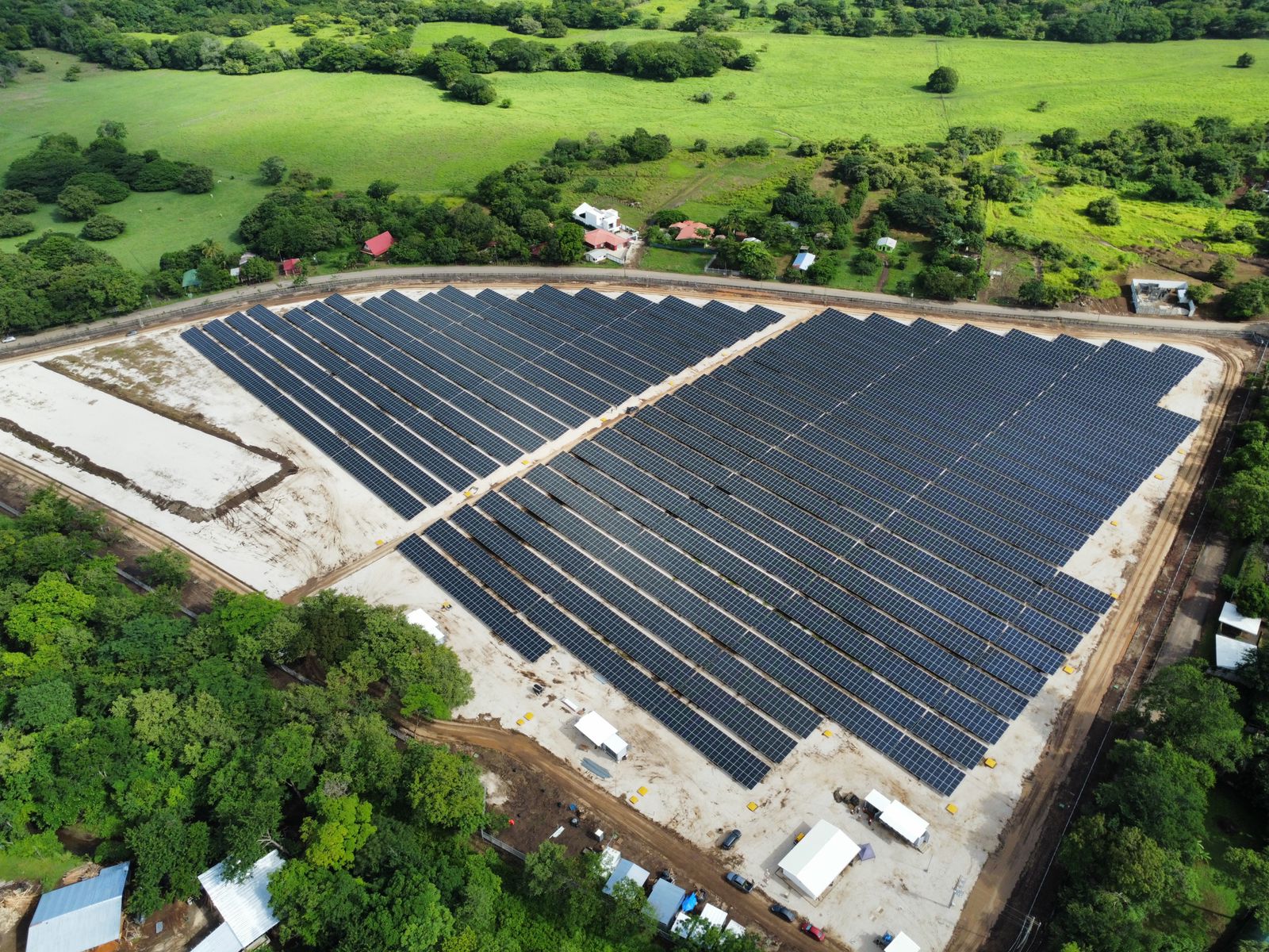 Planta solar fotovoltaica a gran escala con múltiples paneles solares 3