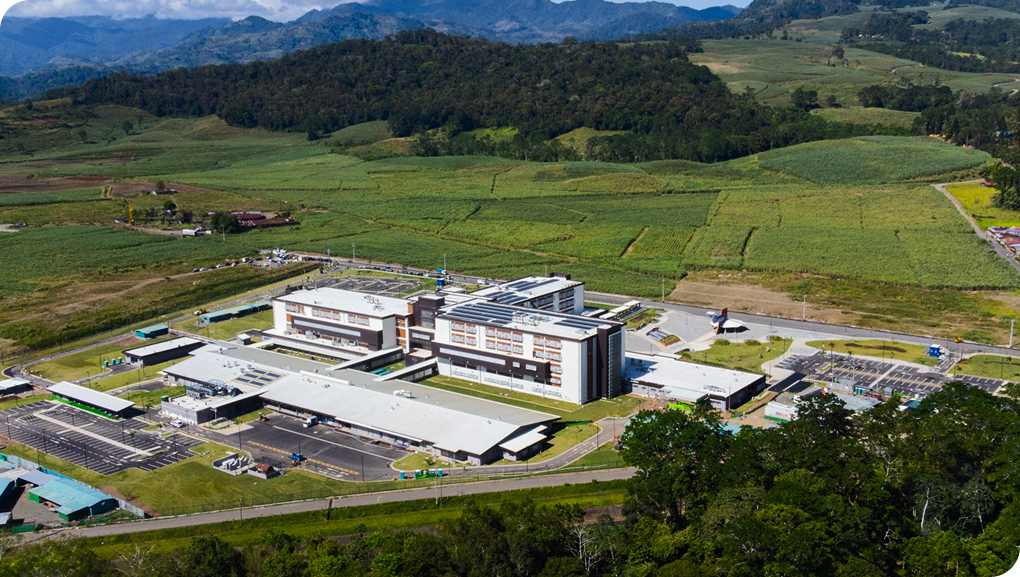 Sistema de autoconsumo energético con paneles solares instalados en techo industrial 1