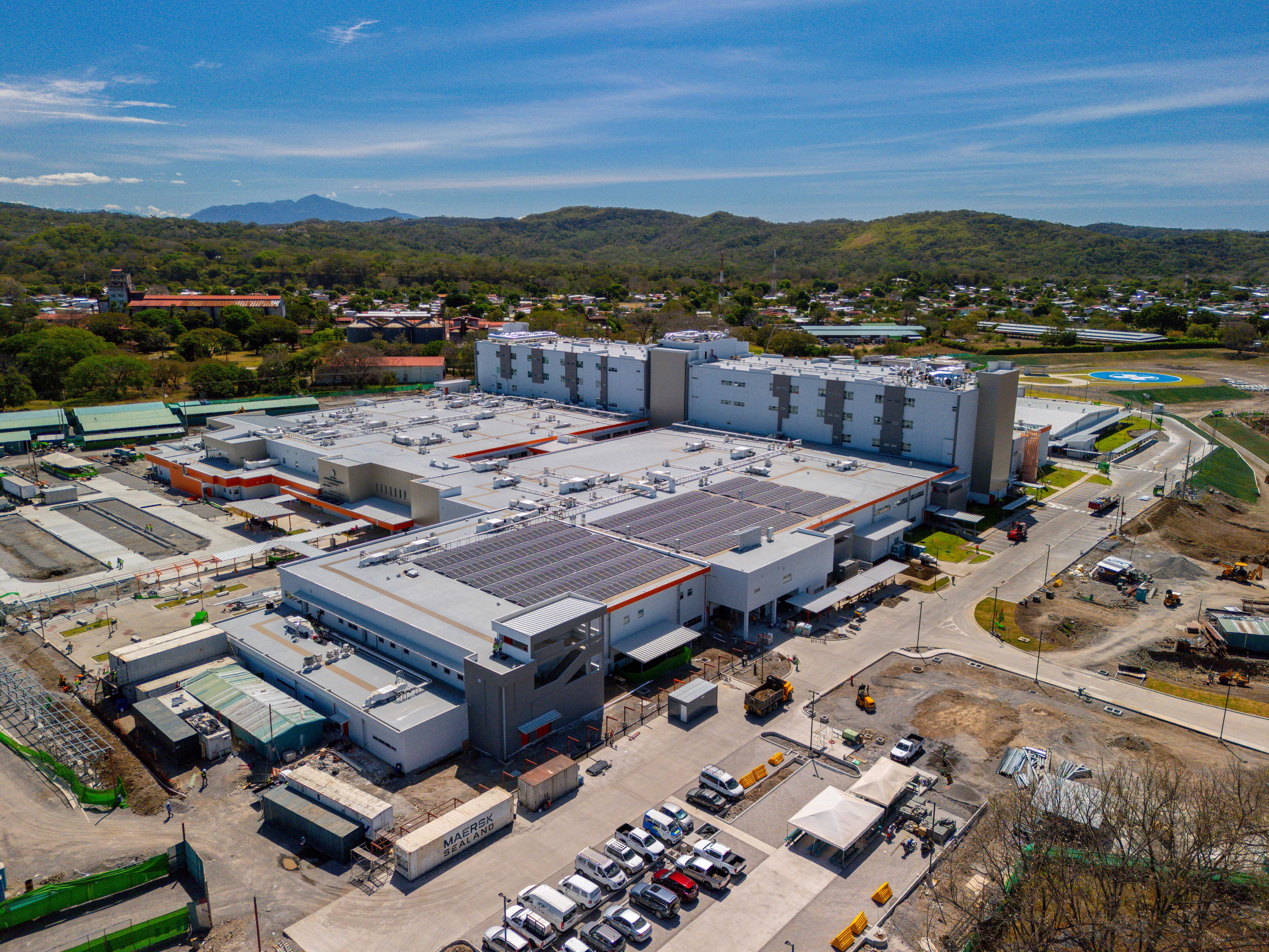 Sistema de autoconsumo energético con paneles solares instalados en techo industrial 2