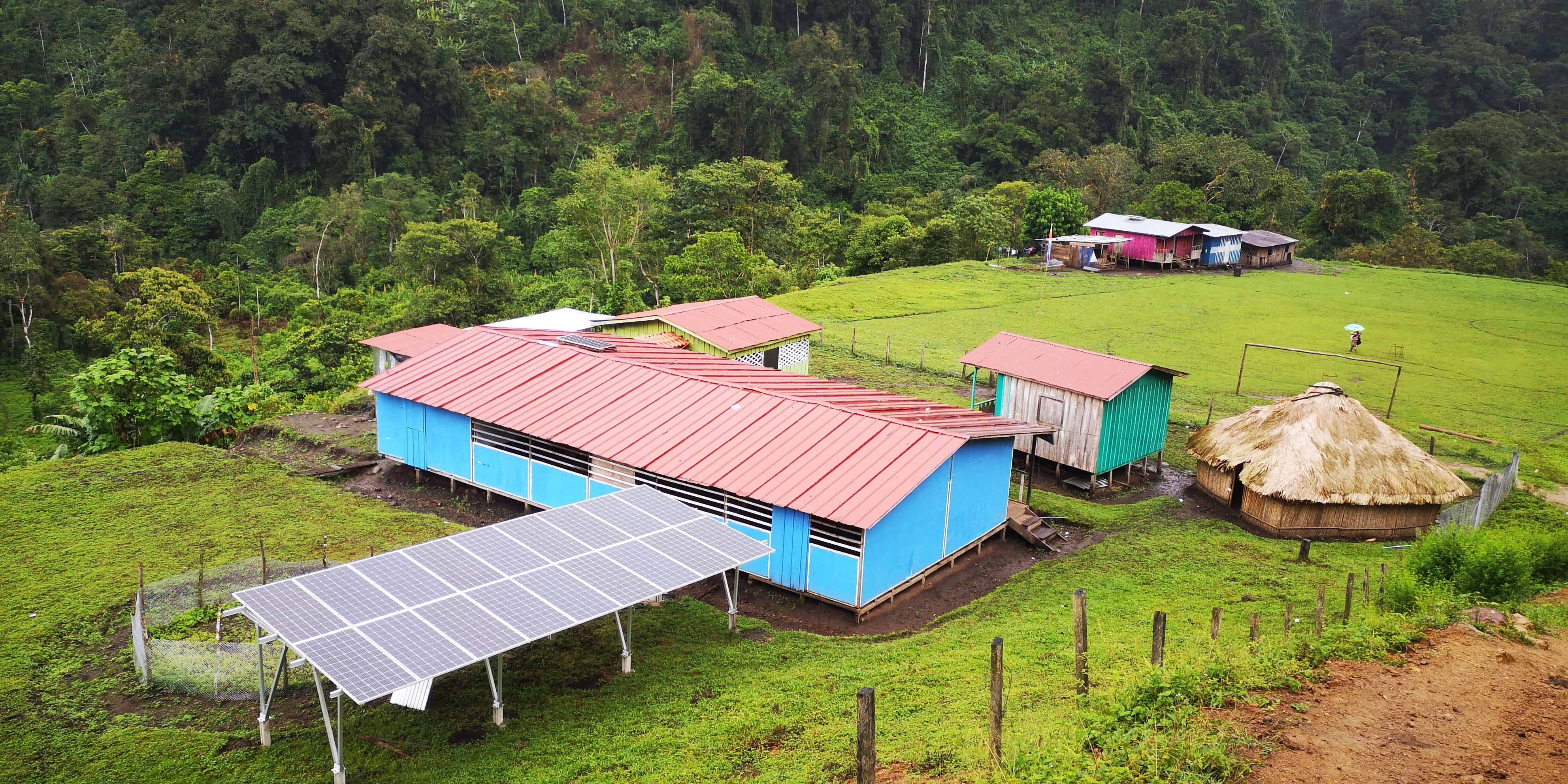 Sistema híbrido de energía solar con paneles solares, baterías y conexión a red eléctrica 2